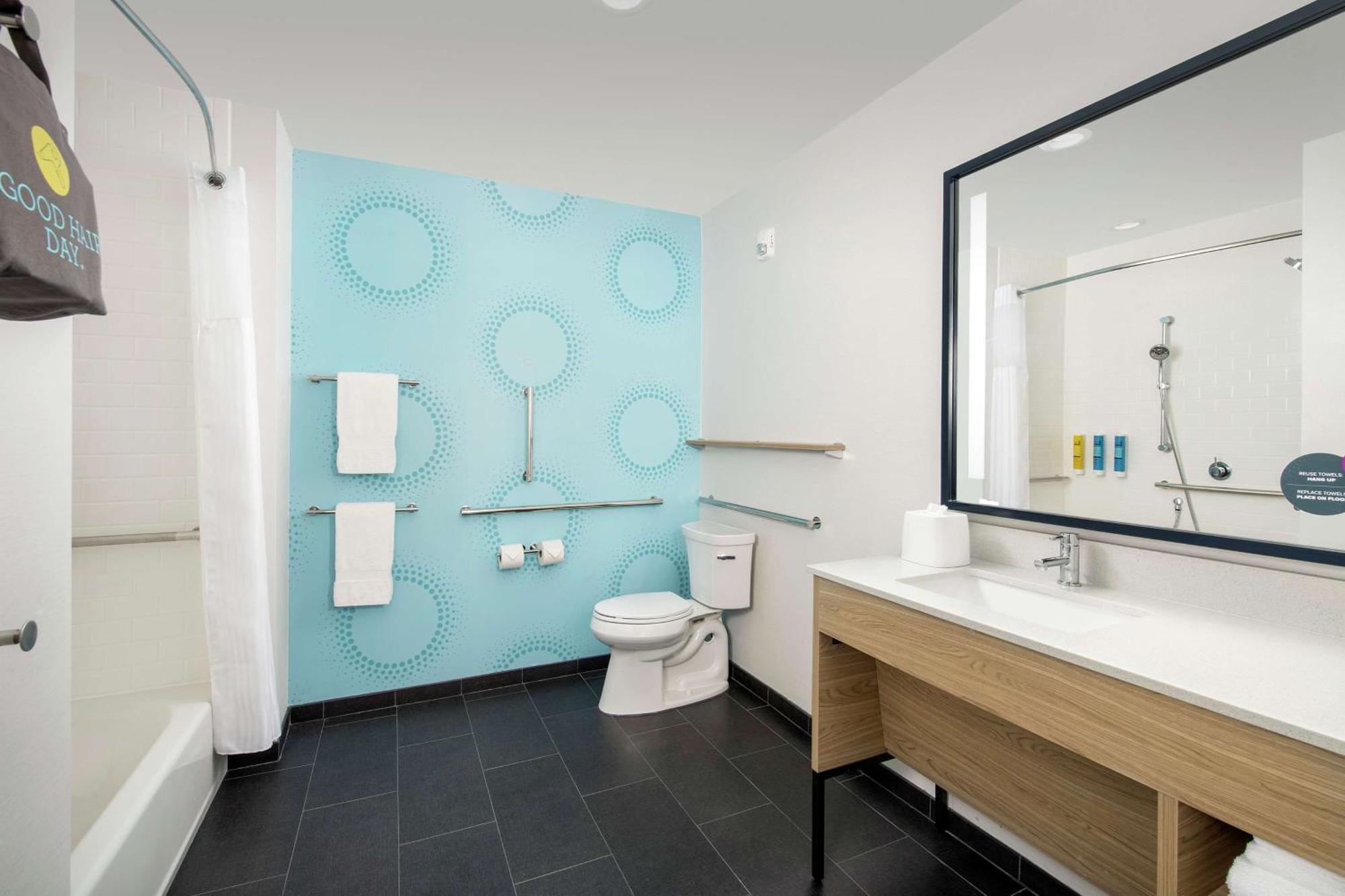 Tru By Hilton Lake City Bagian luar foto